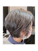お顔回り軽めのショートボブ