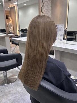 ヴィオットバイサロン(Viot by Salon) ブリーチ必須 グレージュカラー ぱつっとカット ロングヘア