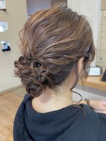 ヴィサージュクルー(VISAGE crew)&nbsp;動きのあるシニヨンデザイン！