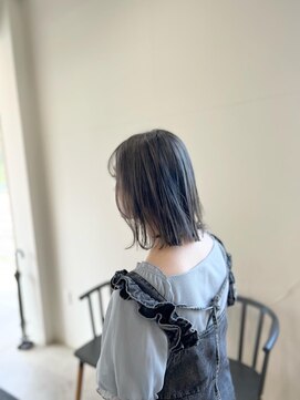 ヒュー(HUE) アッシュブロンド/ミディアム/オリーブグレー