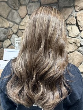 ルイ(ROUIS produced by LUCK 津田沼) ROUIS 津田沼 ベージュハイライト/白髪ぼかし/レイヤーカット