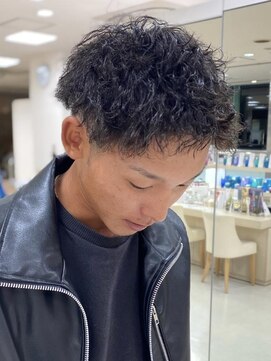 シャルムバイケンジ(Charm.by KENJE) メンズパーマ波巻きツイストスパイラル刈り上げセンターパート