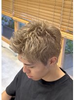 エッジ(EDGE)&nbsp;メンズ大分ハイトーンブリーチカラーミルクティベージュスタイル