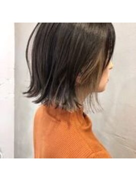 クオリス 上福岡店(QUALIS) インナーカラー/外ハネミディアム/くびれスタイル/アッシュ系