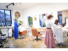 ルッカ(RUKKA hair studio)の雰囲気（ヴィンテージの家具とたくさんの植物がリラックスする空間です。）