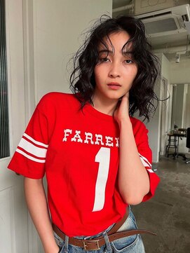 アデ オモテサンドウ(ade omotesando) ランダムなカールとレイヤーで作る海外風黒髪スタイル