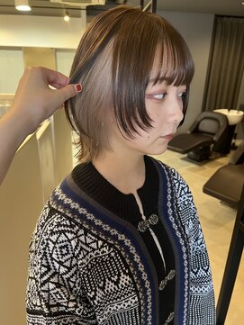 ライリー(riley) ウルフカット×イヤリングカラーホワイトベージュ