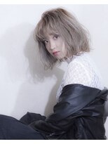 ジェニーバイメノン(JENNIE by Menon)&nbsp;ホワイトベージュ　ウェットヘア　レイヤーカット