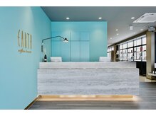 アース コアフュールボーテ 佐久平店(EARTH coiffure beaute)の雰囲気(受付から特別体験が始まる。心躍るサロン時間を。)