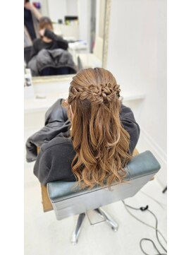 ネクサス NEXUS 小さなリボンが可愛さ増し増しハーフアップアレンジ