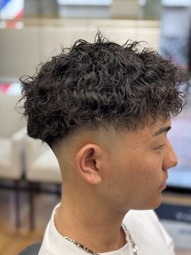 カズ(Ka'z) ツイストスパイラルパーマ＋スキンフェード