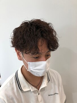 センターパート×波巻きパーマ