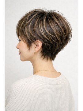 ウル(ulu) ショートレイヤー 白髪ボカシハイライトを 名東区美容室