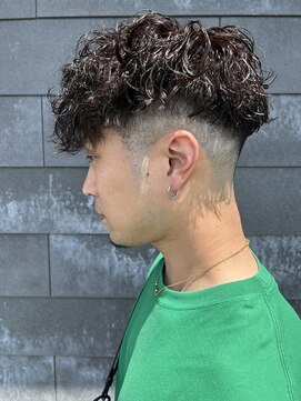 ヒュイル バイ ニアウ(Hwyl by Niau) メンズマッシュパーマ波巻スパイラルパーマスペインパーマ