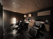 シャンプーブースはリラクゼーションを重視したほんのり暗めの空間でゆったり安らぎのひと時を♪