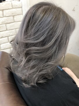 ビランチェ 池袋(bilancia) 外国人風シルバーカラー【池袋／池袋東口】