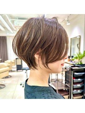 アンド ストーリーズ(&STORIES) 前髪あり耳掛け丸みくびれショートボブ20代30代40代50代(蘭)