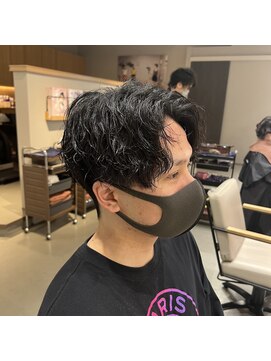 ウノプリールヴァモス(unopulir Vamos) 縦落ちツイスパ前下りセンターパート黒髪パーマツーブロック