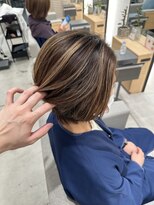 ステア ケース(stair case)&nbsp;大人白髪ぼかしハイライトグレージュ前下がりショートボブ