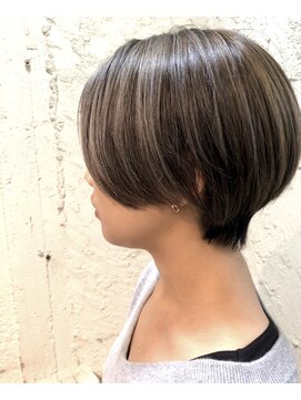 ペネロープ(Penelope) ［新宿］ショート/ハイライト/グレー系　担当　夕島