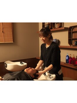 ヘッドスパのスペシャリスト「スパニスト」を採用。頭皮のお悩みを改善しつつ、頭身浴で大人の癒しを実現。