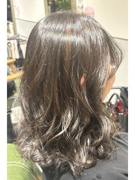 内側ゾーンカラーで、伸びても目立ちにくい動きのあるスタイル