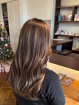 オシャマワールドコーヌコピアの写真/クセ・うねりを解消し、ひとりひとりに合わせた髪質改善メニューとモチの良いグレイカラーが人気♪