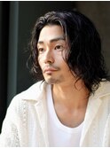 大人の波巻きスパイラルパーマミディアムロングメンズカットヘア