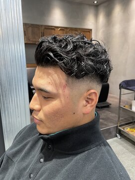 エフエム 明大前(FM) バーバー　ツーブロック/刈り上げ/ツイスパ/ビジネス/かきあげ