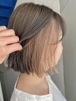 ソーコ 渋谷(SOCO)&nbsp;イヤリングインナーカラーミルクティーベージュ切りっぱなしボブ