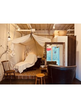 鏡ごしに公園の緑が見える＊あなただけの贅沢空間、完全個室の癒しサロン◇天蓋に包まれたシャンプーブース