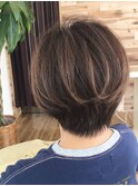カット・カラーリングで動きのあるショートスタイル
