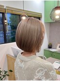 ショートボブ / ミルクティーベージュ / ブリーチ / 30代 / 40代