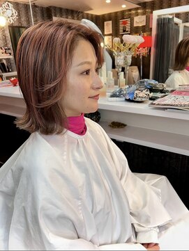 アビアンドアッシュ(Abi&Ass) 外ハネ×顔まわりレイヤーで印象アップ（白髪ぼかしアンブレラ）