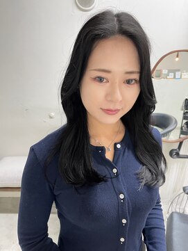 オビ(Obi) 顔まわりレイヤーくびれミディアム