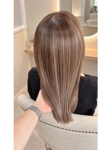 白髪ぼかしと普通の白髪染めの違いは？根元の白髪が気になる方や明るい髪色にしたい方へ♪