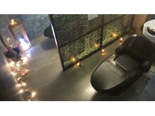 明かりを落とした自慢のスパルームで癒しの音楽とヘッドスパを♪