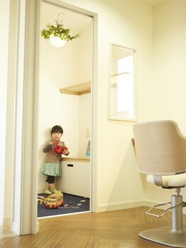 ヘアーメイク セルクル(hair make cercle)の写真/お子様連れOK♪目の届く範囲にキッズルームあり！ママさん・パパさんからの喜びの口コミ多数◎