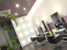 ヘアー プロデュース アロマ(HAIR PRODUCE aroma)の雰囲気（天井が高く、開放感ある広い店内は居心地◎【高松/髪質改善】）