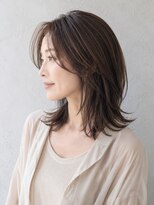 ヴィヴァーシャス(viva cious) レイヤーミディアムナチュラルウェーブ透明感柔らか質感大人女性