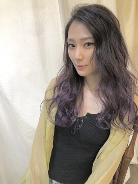 レイリー(Reilly) ゆるふわスタイリング。ラベンダーピンクでモテ髪に