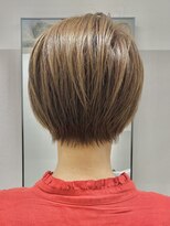 レア(LEA)&nbsp;オリーブベージュ×大人ショートスタイル