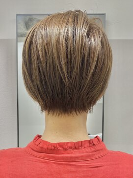 レア(LEA) オリーブベージュ×大人ショートスタイル