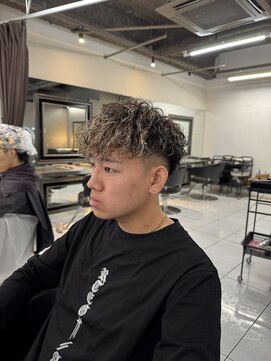 アイズ 海老名(AIZU) スペインカール　フェードカット　ハイライト　海老名パーマ