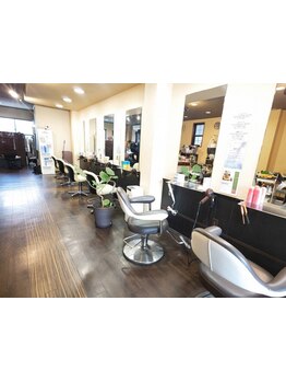 地域の皆さんに愛される実家のようなサロン♪居心地の良い空間づくりと接客で、満足のいく仕上がりに。