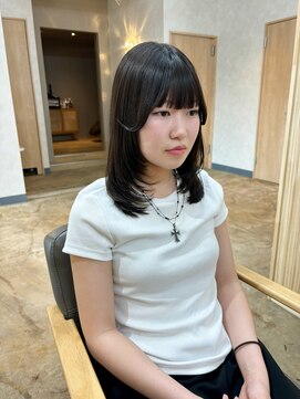 ミディアム レイヤー ハッシュカット