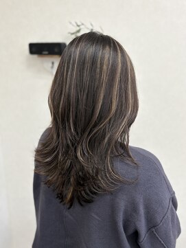 リングバイモアムー(Ring by Moremuu) ハイライトカラー　レイヤーカット　ベース暗め