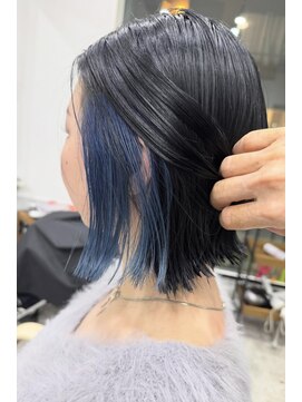 プラグ(Plug) 似合わせカットイヤリングカラーブリーチブルー切りっぱなしボブ