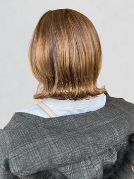 ティアトロアンドリミテバイティアトロ(teatro&limite by teatro) 外ハネボブ 透明感カラー ブラウンベージュ 20代 30代 ボブ 艶髪