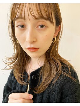 バズ(BUZZ) ラフに決まるセミロング★秋山